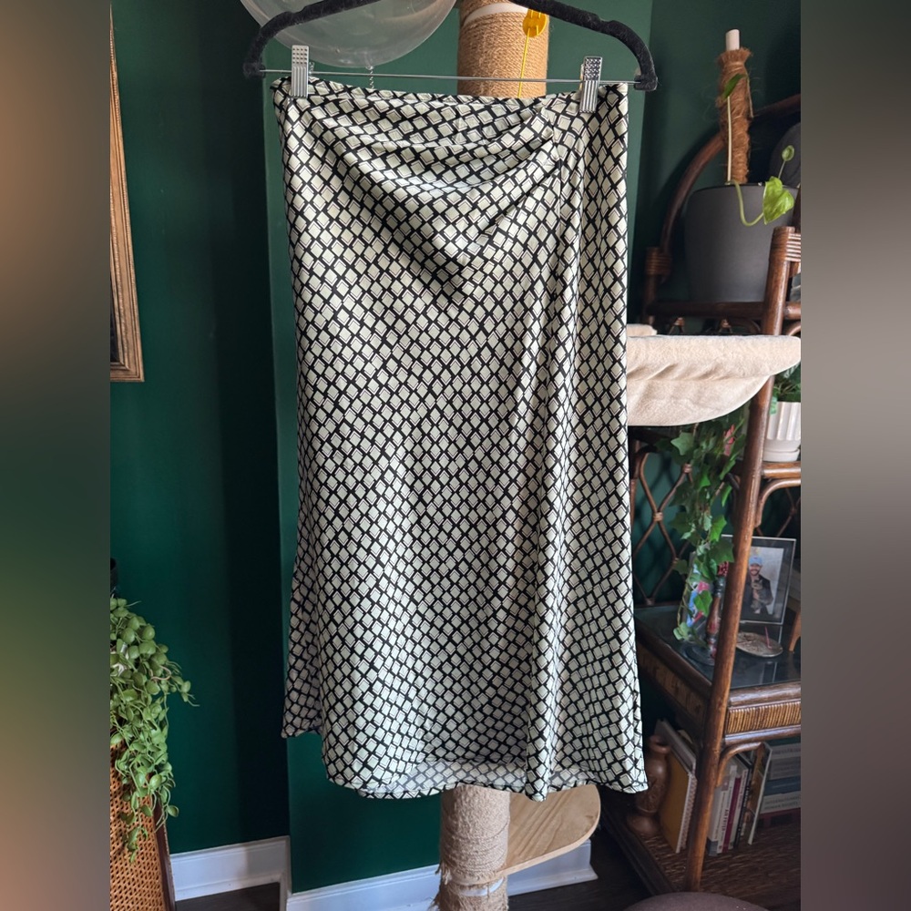 Satin midi skirt, elastic waistband, size medium